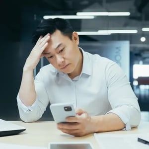 JSRV_Case-Study_Allianz-Man-with-phone
